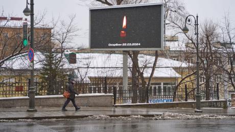 Eine Anzeigetaffel zeigt auf der Straße eine Kerze zum Gedenken der Opfer. Bei dem mutmaßlichen Terroranschlag auf eine Veranstaltungshalle am Stadtrand von Moskau sind mehr als 60 Menschen getötet worden.