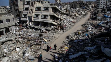 Ruinen von Gebäuden im Gazastreifen, die durch israelischen Luftangriff zerstört wurden. Es bleibt bei Unstimmigkeiten über den weiteren Verlauf im Gaza-Krieg.