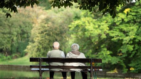 Zwei Rentner sitzen auf einer Bank: 2022 lagen die Bundesmittel für die gesetzliche Rentenversicherung bei 2,8 Prozent der Wirtschaftskraft.