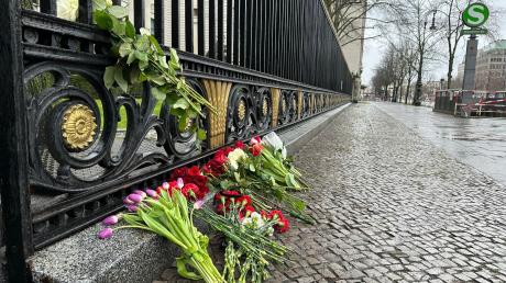 Blumen liegen am Zaun der Russischen Botschaft in Berlin: Bei einem Anschlag auf das Veranstaltungszentrum Crocus City Hall ist die Zahl der Toten nach Angaben der Ermittler weiter gestiegen.