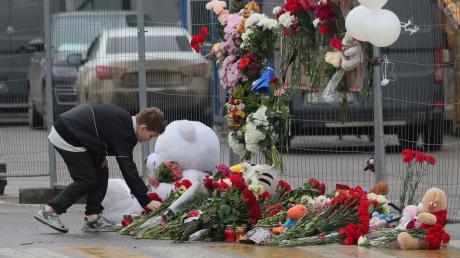 Ein Junge trauert um die Opfer des Anschlags auf die Crocus City Hall in Moskau.