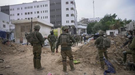 Israelische Soldaten bei einem Einsatz im November vor dem Schifa-Krankenhaus in Gaza-Stadt.