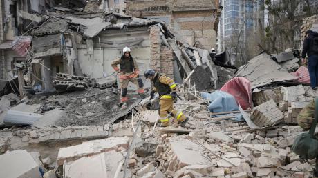 Nach einem russischen Luftangriff begutachten Ersthelfer in Kiew die Schäden. Mehrere Menschen wurden bei dem Angriff verletzt.