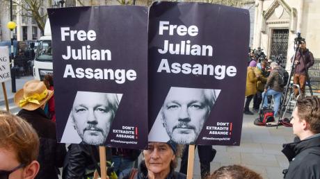 Unterstützer von Julian Assange vor dem Londoner High Court.