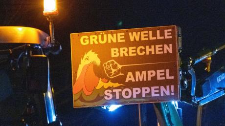 Plakat mit der Aufschrift «Grüne Welle brechen - Ampel stoppen» während eines Bauernprotestes.