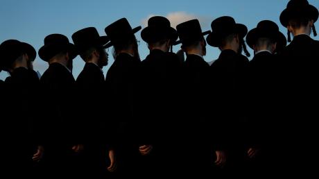 Ultraorthodoxe jüdische Männer beten während einer Zeremonie in Netanya. Israels Regierung steht unter Druck, die Befreiung der ultraorthodoxen Gemeinschaft vom Wehrdienst zu beenden.
