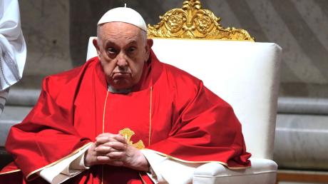 Papst Franziskus leitet die Passionsliturgie am Karfreitag im Petersdom.
