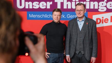 Bundes-Parteivorsitzender Martin Schirdewan (l) und Thüringens Ministerpräsident Bodo Ramelow am Rande des Landesparteitags der Linken Thüringen.