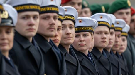 Insgesamt haben im vergangenen Jahr 15.935 Männer und 2867 Frauen den Dienst bei der Bundeswehr angetreten, in Summe also 18.802 Rekruten.
