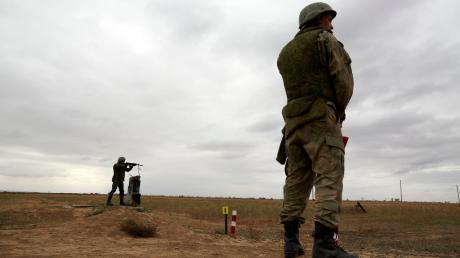 Russische Rekruten auf einem Schießplatz während einer militärischen Trainingseinheit.