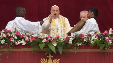 Papst Franziskus erteilt den Segen «Urbi et Orbi» von der zentralen Loge des Petersdoms.