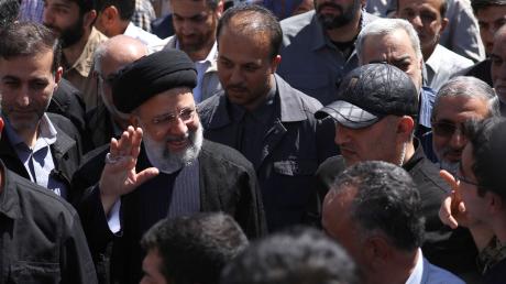 Ebrahim Raisi (M), Präsident des Iran, nimmt an einer Kundgebung zum Al-Kuds-Tag teil. Der vom Iran angekündigte Vergeltungsschlag hat Israel und die USA in höchste Alarmbereitschaft versetzt.