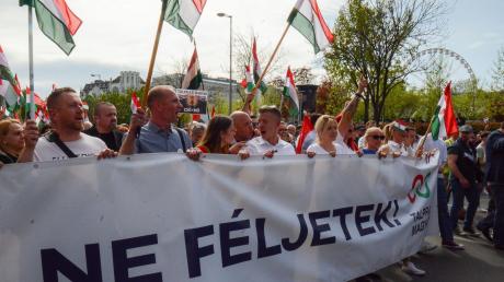 Der ehemalige Insider der ungarischen Regierungspartei Fidesz, Peter Magyar (M.), führt in Budapest eine Demonstration gegen den ungarischen Ministerpräsident Viktor Orban an.