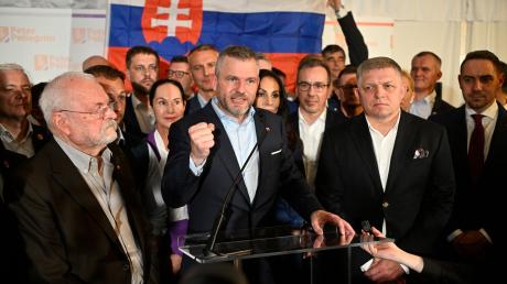 Präsidentschaftskandidat Peter Pellegrini, Mitte, feiert nach der Stichwahl in der Slowakei. Laut Auszählungen gewinnt er noch in der Nacht die Kandidatur.