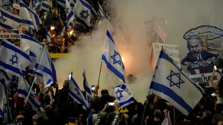 Demonstranten in Tel Aviv fordern die Freilassung der Geiseln, die seit 7. Oktober im Gazastreifen festgehalten werden.