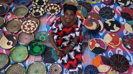Anasitasia Nyirabashyitsi, 54, vor ihrem Haus im Versöhnungsdorf Mybo in Nyamata, wo kreative Projekte die Gemeinschaft stärken. Im April 1994 begann in Ruanda der Genozid an der Volksgruppe der Tutsi.