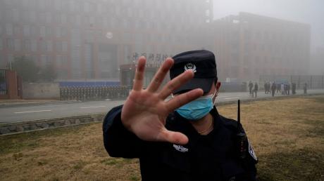 Ein Sicherheitsmann hindert Journalisten in Wuhan an ihrer Arbeit (Archibild). 99 Prozent der an der Umfrage teilnehmenden Journalisten gaben an, dass die Bedingungen in China kaum oder nie internationalen Standards für Berichterstattung entsprächen.