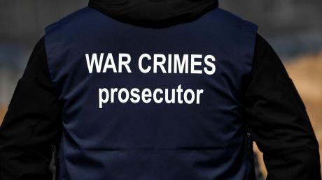 «War Crimes Prosecutor» («Ankläger für Kriegsverbrechen»)
Ein Ermittler eines internationalen Forensik-Teams.