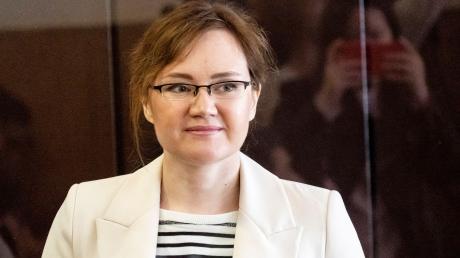 Lilia Tschanyschewa steht während einer Anhörung im Juni 2023 in einem Gerichtssaal des Kirowski Bezirksgerichts.