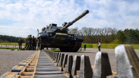 Ukrainische Soldaten werden auf dem Truppenübungsplatz Klietz in Sachsen-Anhalt in einen Kampfpanzer vom Typ Leopard eingewiesen.