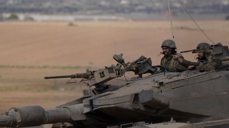 Israelische Soldaten fahren auf einem Panzer nahe der Grenze zwischen Israel und Gaza.