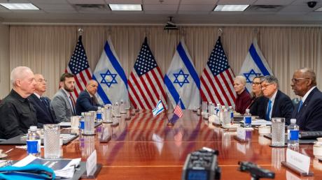 «Ein direkter iranischer Angriff wird eine angemessene israelische Antwort gegen den Iran erfordern», sagte der israelische Verteidigungsminister Joav Galant (l) in einem Gespräch mit seinem US-Kollegen Lloyd Austin (r).