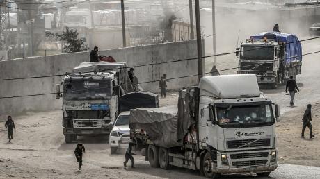 Lastwagen mit Hilfsgütern fahren über den Grenzübergang Kerem Schalom bei Rafah in den Gazastreifen ein (Archivbild).