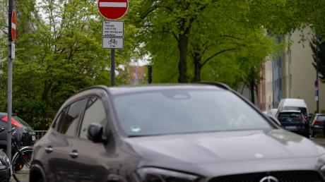 Der Handelsverband Deutschland mahnte, dass eine Debatte über Fahrverbote am Wochenende für den Einzelhandel Gift sei.