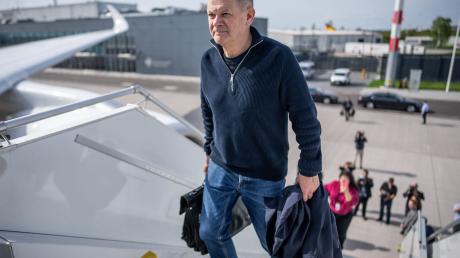 Olaf Scholz auf dem Flughafen Berlin Brandenburg. Es ist die zweite China-Reise des Kanzlers seit seinem Amtsantritt.