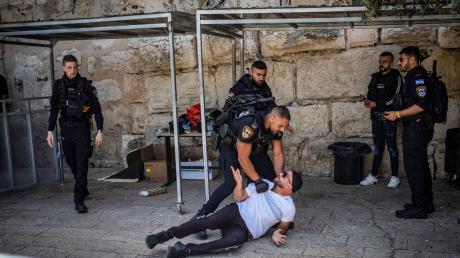 Israelische Sicherheitskräfte nehmen einen muslimischen Mann in der Altstadt von Jerusalem fest. Die Sorge vor einem iranischen Vergeltungsschlag auf israelisches Territorium wächst.