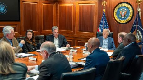 US-Präsident Joe Biden (3.v.r)trifft sich mit Mitgliedern des Nationalen Sicherheitsteams.