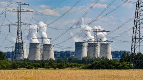 Wasserdampf steigt aus den Kühltürmen des Braunkohlekraftwerks Jänschwalde der Lausitz Energie Bergbau AG (LEAG). Heute legen Klima-Experten einen Bericht zu den deutschen Treibhausgas-Emissionen vor.