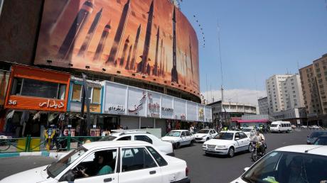 Das Zentrum der iranischen Hauptstadt Teheran mit einem anti-israelischen Transparent, das Raketen beim Abschuss zeigt.