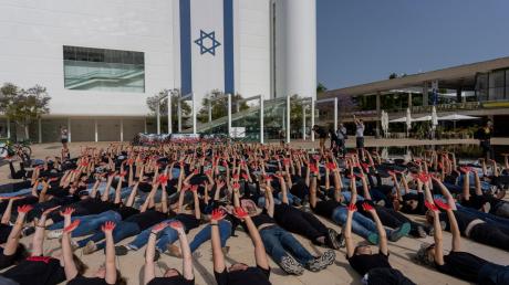 Protestaktion von Familienangehörigen und Unterstützern von Geiseln in Tel Aviv.