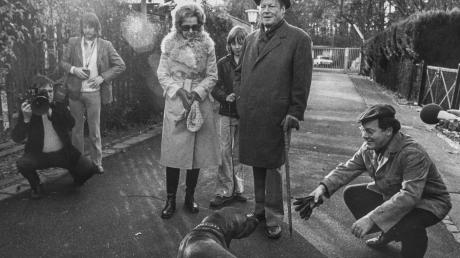 Bundeskanzler Willy Brandt und Familie werden beim Spaziergang von Günter Guillaume (r) begleitet.