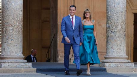 Spaniens Regierungschef Pedro Sánchez zusammen mit seiner Ehefrau Begoña Gómez.
