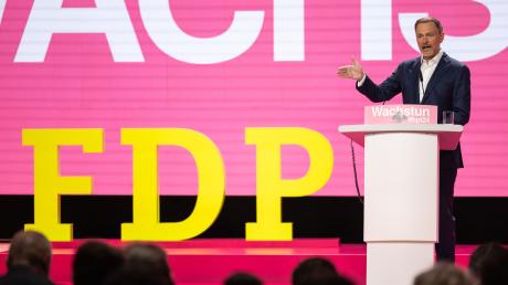 Parteichef Christian Lindner spricht zu Beginn des 75. Ordentlichen Bundesparteitages der FDP in Berlin.