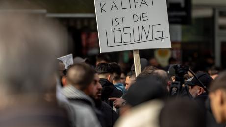 Im Hamburger Stadtteil St. Georg protestierten am Samstag mehr als 1000 Menschen gegen eine angeblich islamfeindliche Politik und Medienkampagne in Deutschland.