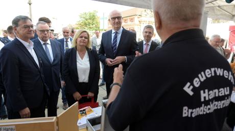 Bundesinnenministerin Nancy Faeser (l.) informiert sich am Stand der Feuerwehr Hanau während ihres Besuchs beim «Tag des Bevölkerungsschutzes» in Potsdam.