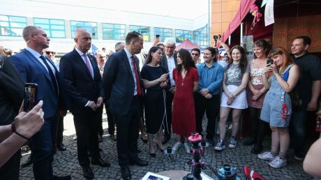 Bundesaußenministerin Annalena Baerbock (M.l.) und ihr polnischer Amtskollege Radoslaw Sikorski (daneben) begehen des Jahrestag des EU-Beitritts Polens gemeinsam in Slubice.