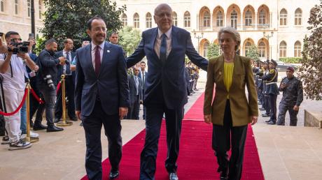 Schiebt den Flüchtlingsdeal an: der libanesische Ministerpräsident Nadschib Mikati (Mitte) mit dem zypriotischen Präsidenten Nikos Christodoulidis und EU-Kommissionspräsidentin Ursula von der Leyen.