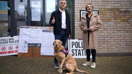 Londons amtierender Bürgermeister Sadiq Khan und seine Frau Saadiya Ahmed kamen samt Hund zur Stimmabgabe.