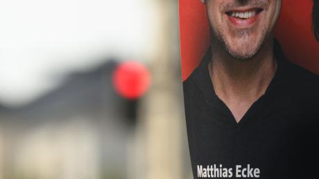 Ein Wahlplakat des sächsischen SPD-Spitzenkandidaten zur Europawahl, Matthias Ecke hängt an der Schandauer Straße im Stadtteil Striesen an einem Laternenmast.
