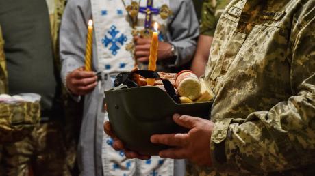 Die Ukrainer feiern das orthodoxe Osterfest, und die Soldaten der ukrainischen Streitkräfte halten sich auch an der Front an die nationalen Traditionen.