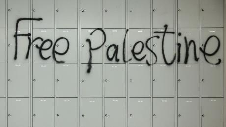 Der Schriftzug «Free Palestine» wurde während der Besetzung des Audimax der Universität Leipzig an eine Wand gesprüht (Symbolbild).