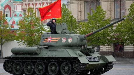 Ein legendärer sowjetischer T-34-Panzer während der Militärparade in Moskau.