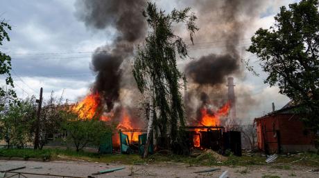 Wohnhäuser stehen nach russischen Luftangriffen in Flammen.