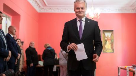 Der litauische Präsidentschaftskandidat Gitanas Nauseda gibt seine Stimme in einem Wahllokal in Vilnius ab.