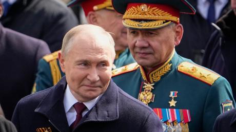 Putin (links) hat gesprochen: Schoigu soll nicht mehr länger Verteidigungsminister sein.