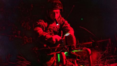 Ein ukrainischer Soldat schaltet eine Drohne nahe Charkiw ein. Im Krieg gegen Russland spielen Drohnen eine immer wichtigere Rolle.
